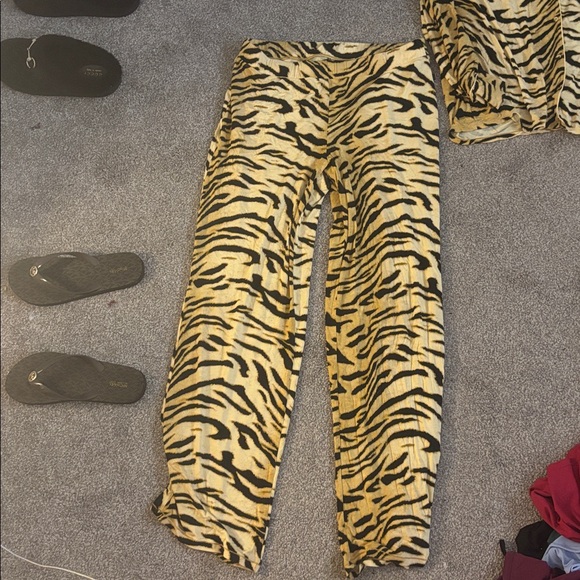 SKIMS PJ SET (SOLD OUT ONLINE) - Picture 2 of 10